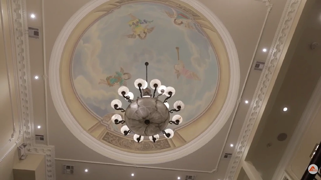 Desain Plafon dan Chandelier (Lampu Gantung Dekoratif) Mewah