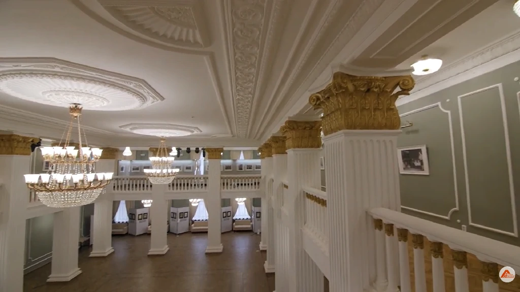 Tampilan Interior dengan Kolom Artistik dan Lampu Gantung Mewah